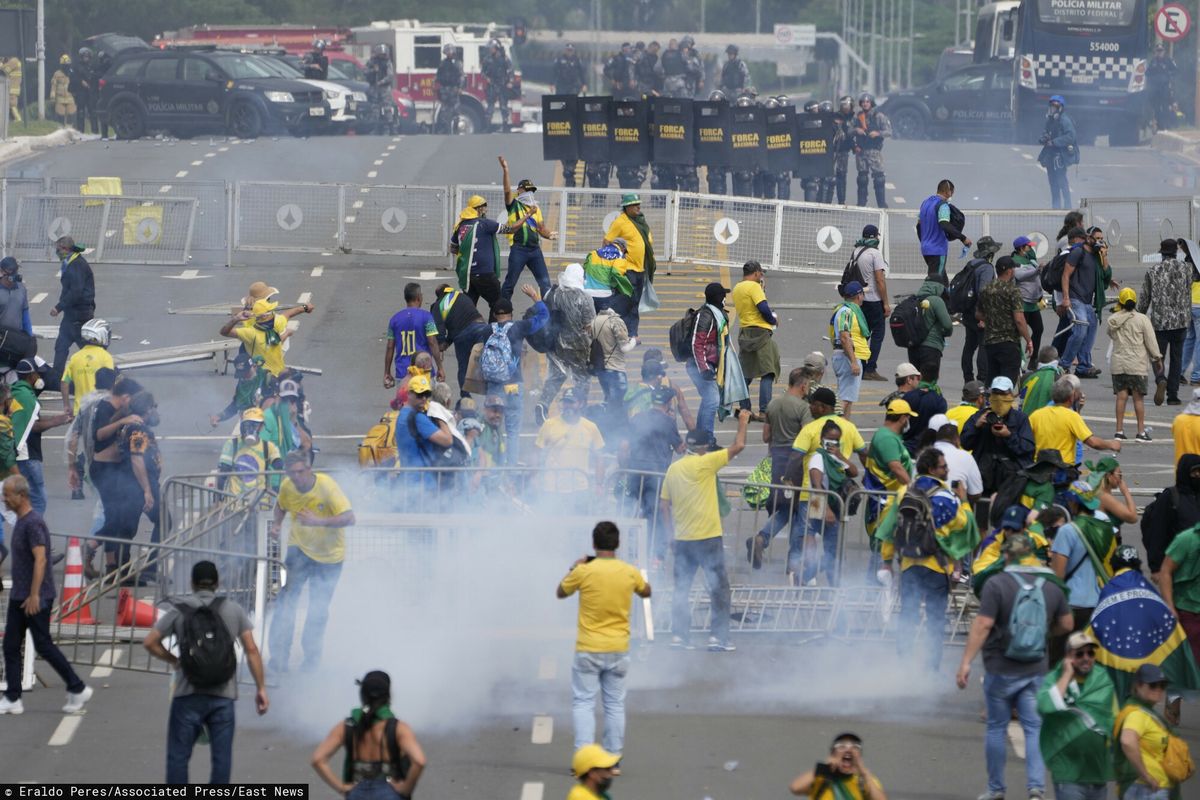 Dantejskie sceny w Brazylii. Szturmują budynki rządowe