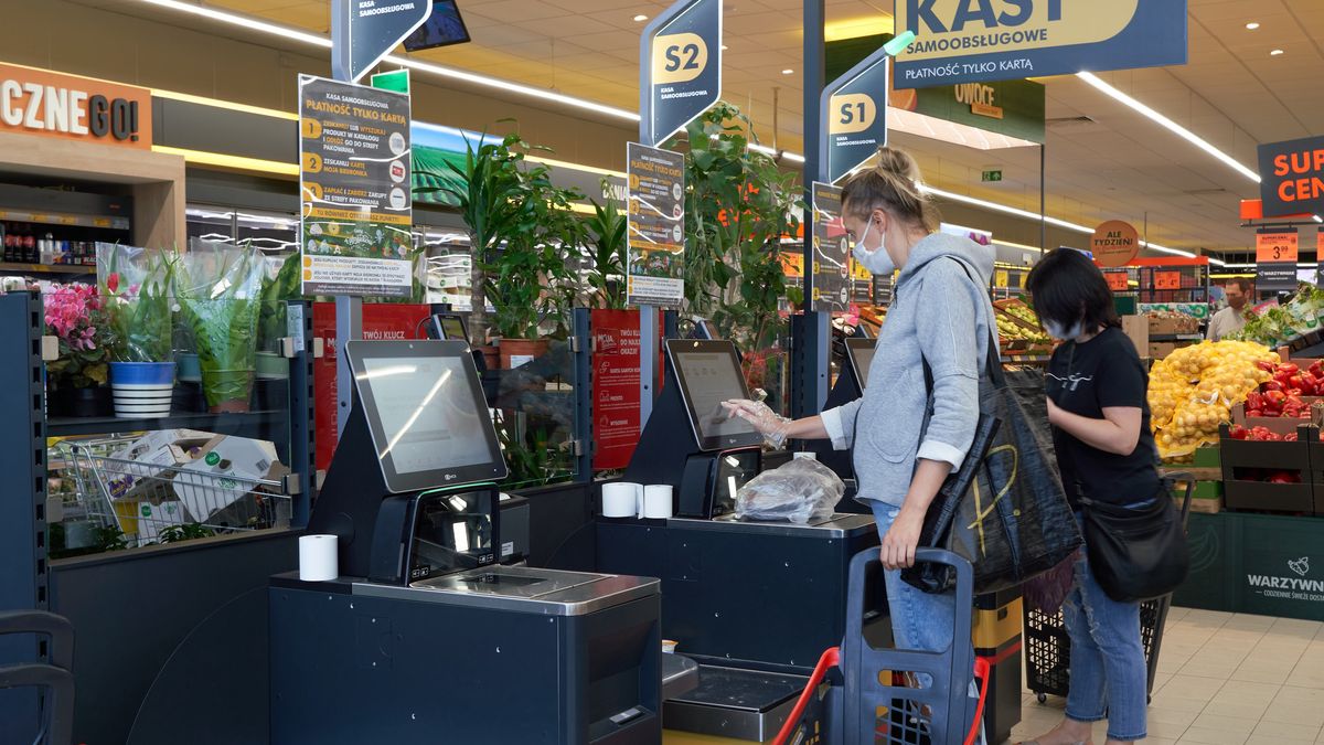 Zwiększona liczba zachorowań na koronawirusa odbija się na konsumpcji.