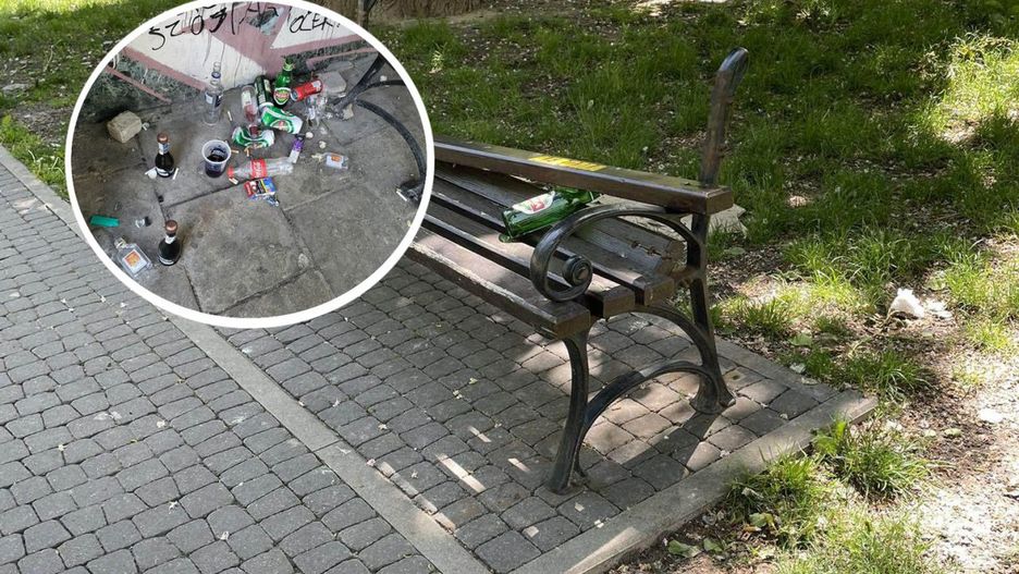 Plac jest pełen śmieci.