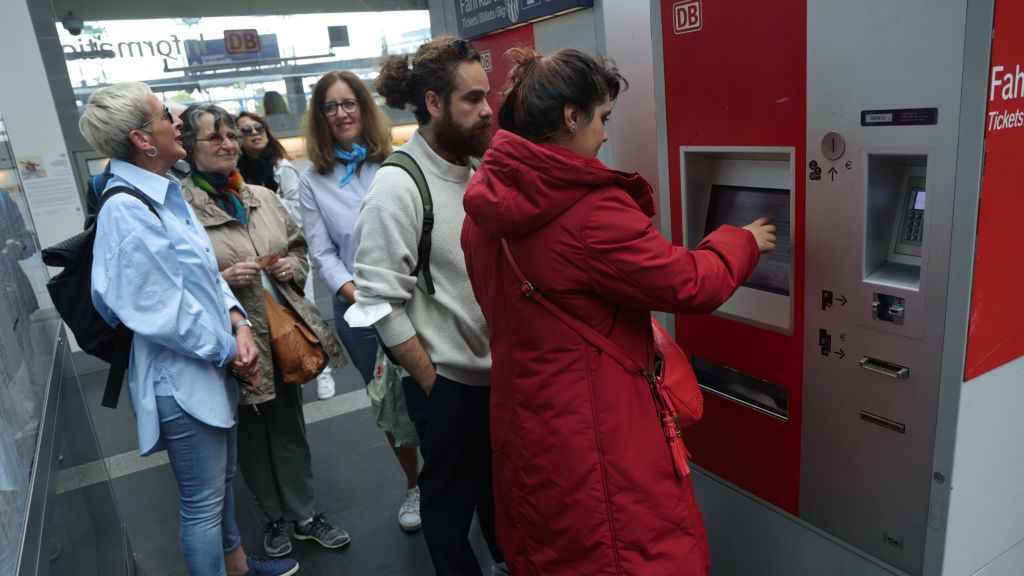 Kolejki ustawiają się w Niemczech po nowy miesięczny bilet kolejowy za 9 euro