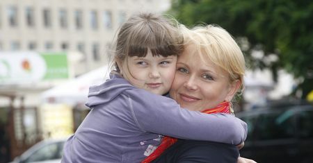 Tylko dzieci żal. Znani rodzice po rozstaniach zgotowali im medialne piekło