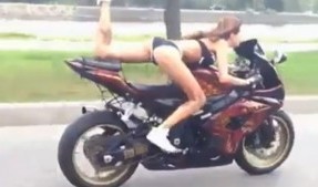 Stunt w bikini - kobiecy sposb na jazd motocyklem