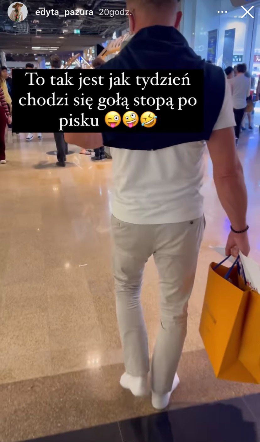 Cezary Pazura chodzi boso po galerii handlowej