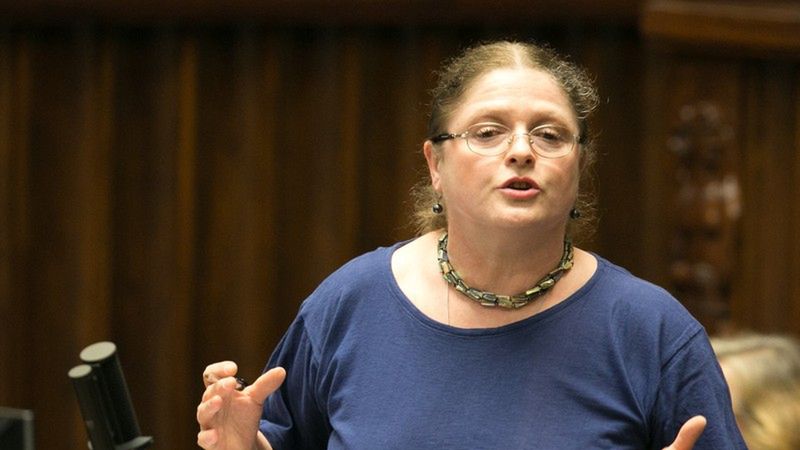 EBOR, wspierając rozwój niemieckich sieci handlowych w Polsce, "drastycznie i nieuczciwie łamie zasady równej konkurencji i niszczy polskie przedsiębiorstwa prywatne" - uważa Pawłowicz.