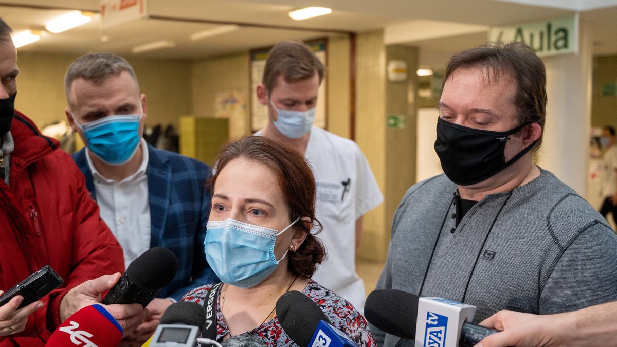 Kobieta apeluje, żeby się szczepić.