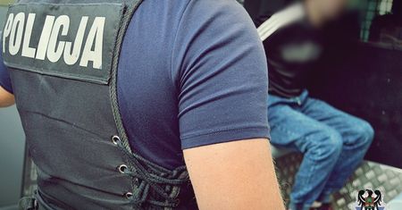Pięć osób zatrzymanych w związku z włamaniem do mieszkania. Wałbrzyscy policjanci odzyskali część skradzionego mienia