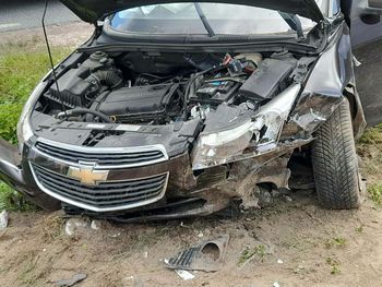Wypadek w Woli Brwileńskiej. Chevrolet wypadł z drogi i uderzył w betonowy przepust!