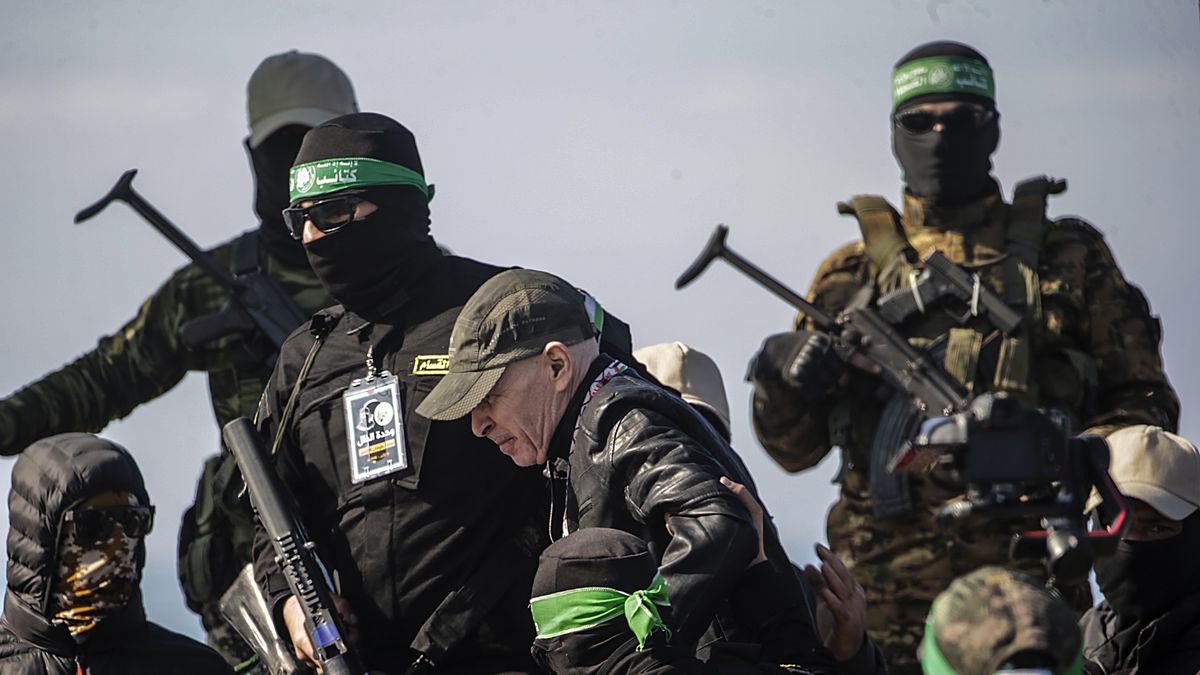 Israeli hostage Keith Siegel being delivered to representatives of the International Committee of the Red Cross (ICRC) by fighters of the Ezz al-Din Al-Qassam brigades, the military wing of Hamas, at Gaza port in Gaza City, 01 February 2025. Three Israeli hostages, Keith Siegel, Ofer Calderon and Yarden Bibas were transferred from Hamas to the Red Cross, as part of the Israeli-Hamas hostage release and cease-fire deal. EPA/MOHAMMED SABER Dostawca: PAP/EPA.