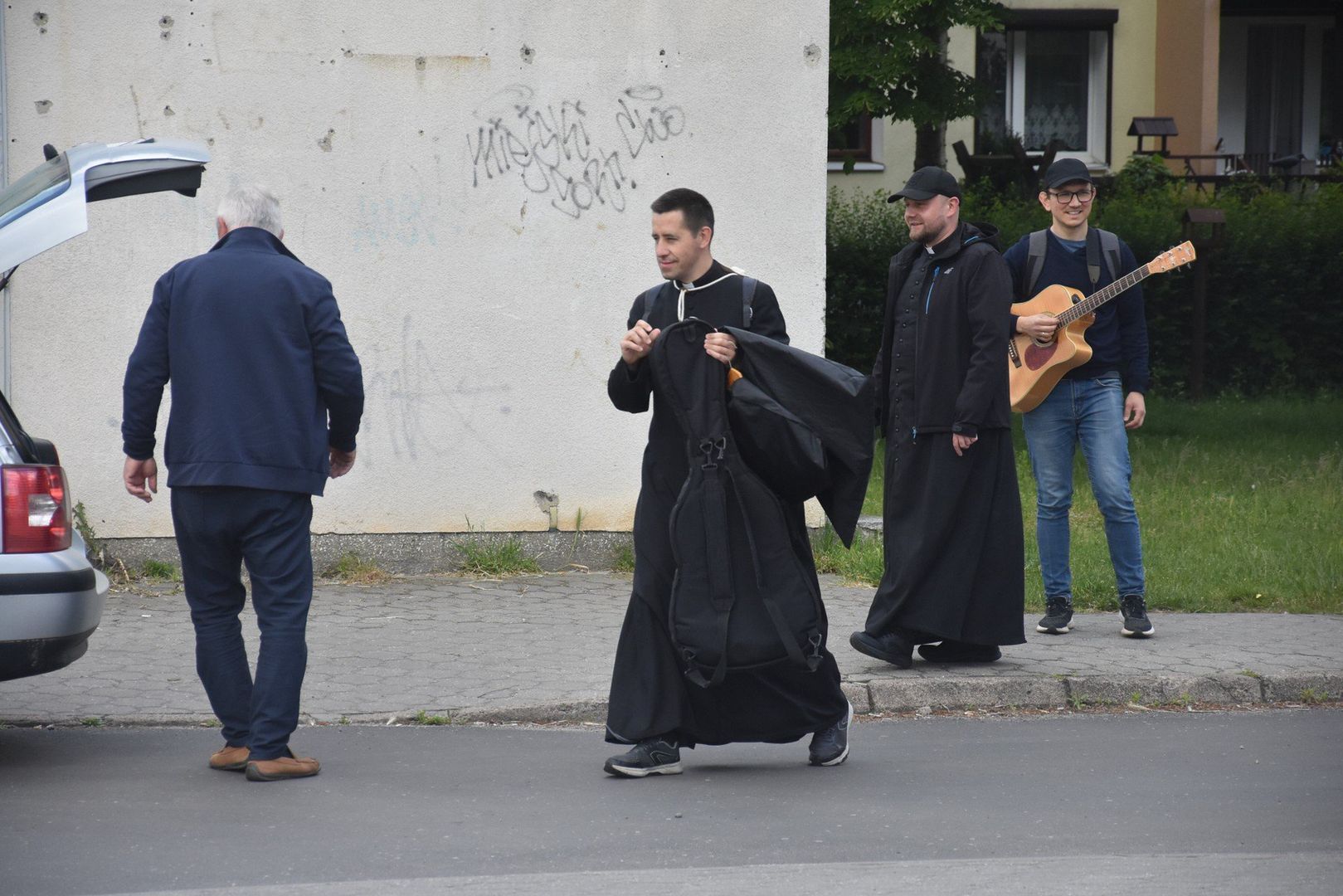 Grupa pielgrzymów wyruszyła sprzed kościoła pw. Najświętszego Serca Jezusa na śremskich Jezioranach w kierunku Błociszewa.