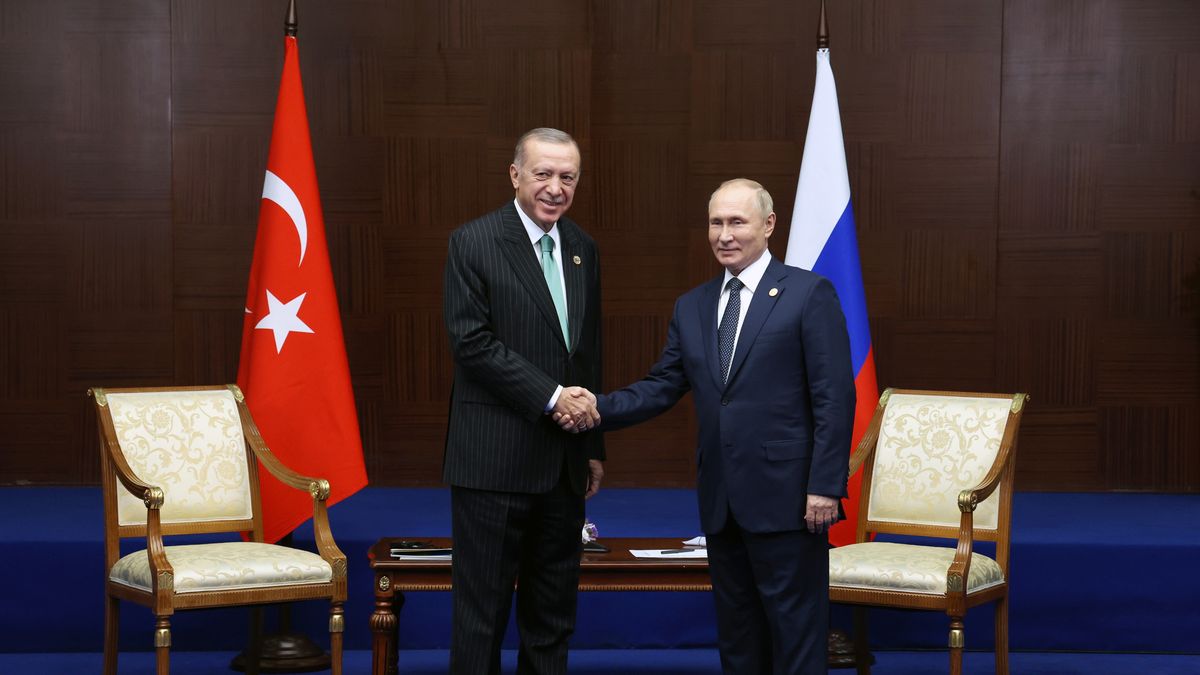 Turkish President Recep Tayyip Erdogan (L) shakes hands with Russian President Vladimir Putin (R) during their meeting on the sidelines of the 6th Summit of the Conference on Interaction and Confidence Building Measures in Asia (CICA) in Astana, Kazakhstan, 13 October 2022. EPA/VYACHESLAV PROKOFYEV / KREMLIN / SPUTNIK POOL MANDATORY CREDIT Dostawca: PAP/EPA.