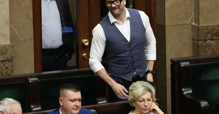 Wszystko widać na zdjęciach. Poseł ma za nic przepisy drogowe?
