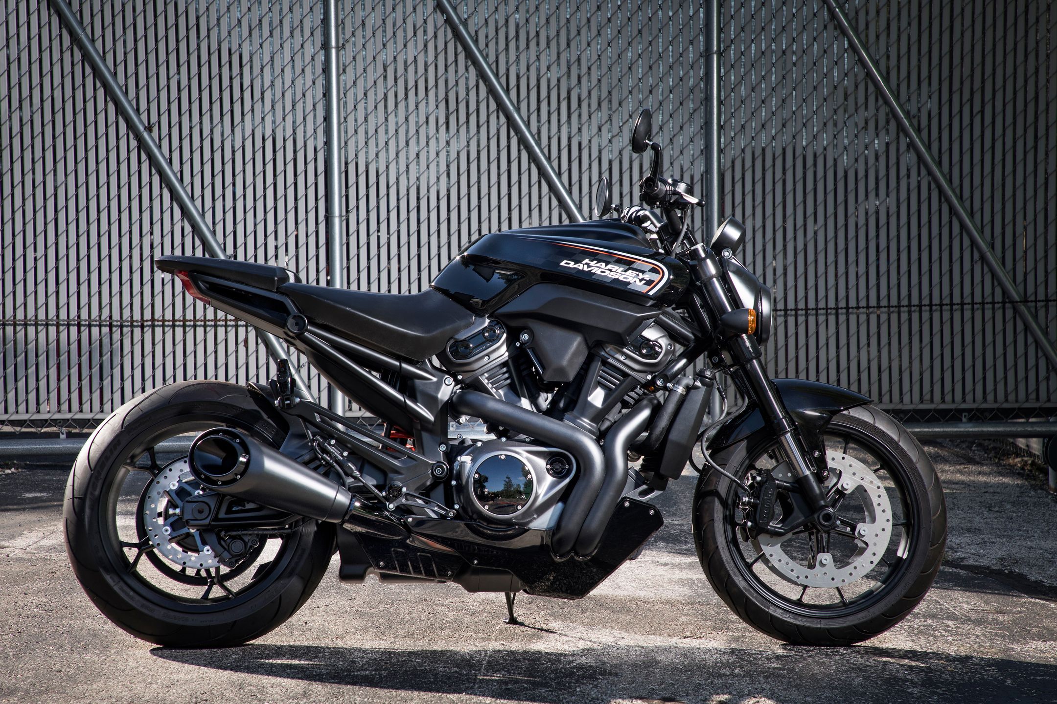 Model Streetfighter przypomina klasycznego już XR 1200.