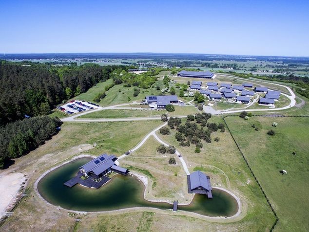 Dojo Stara Wieś to unikatowy na skalę światową obiekt zrealizowany zgodnie z kanonami architektury japońskiej w polskim krajobrazie. Jest największym na świecie ośrodkiem przeznaczonym do specjalistycznego treningu dalekowschodnich sztuk i sportów walki (fot. Paweł Łagowski).