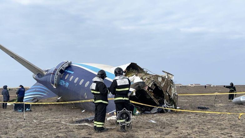 Nieoficjalnie: w samolot Azerbaijan Airlines trafiły odłamki rosyjskiej rakiety