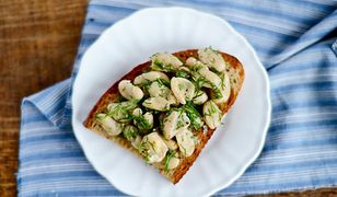 Czosnkowa bruschetta z białą fasolą