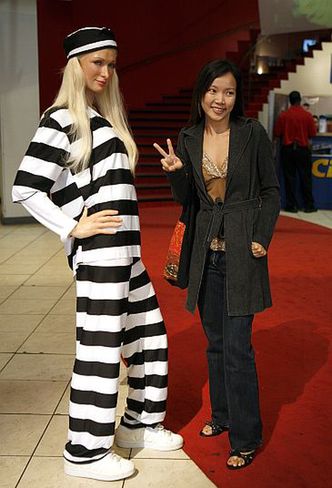 Paris Hilton w więziennej kreacji