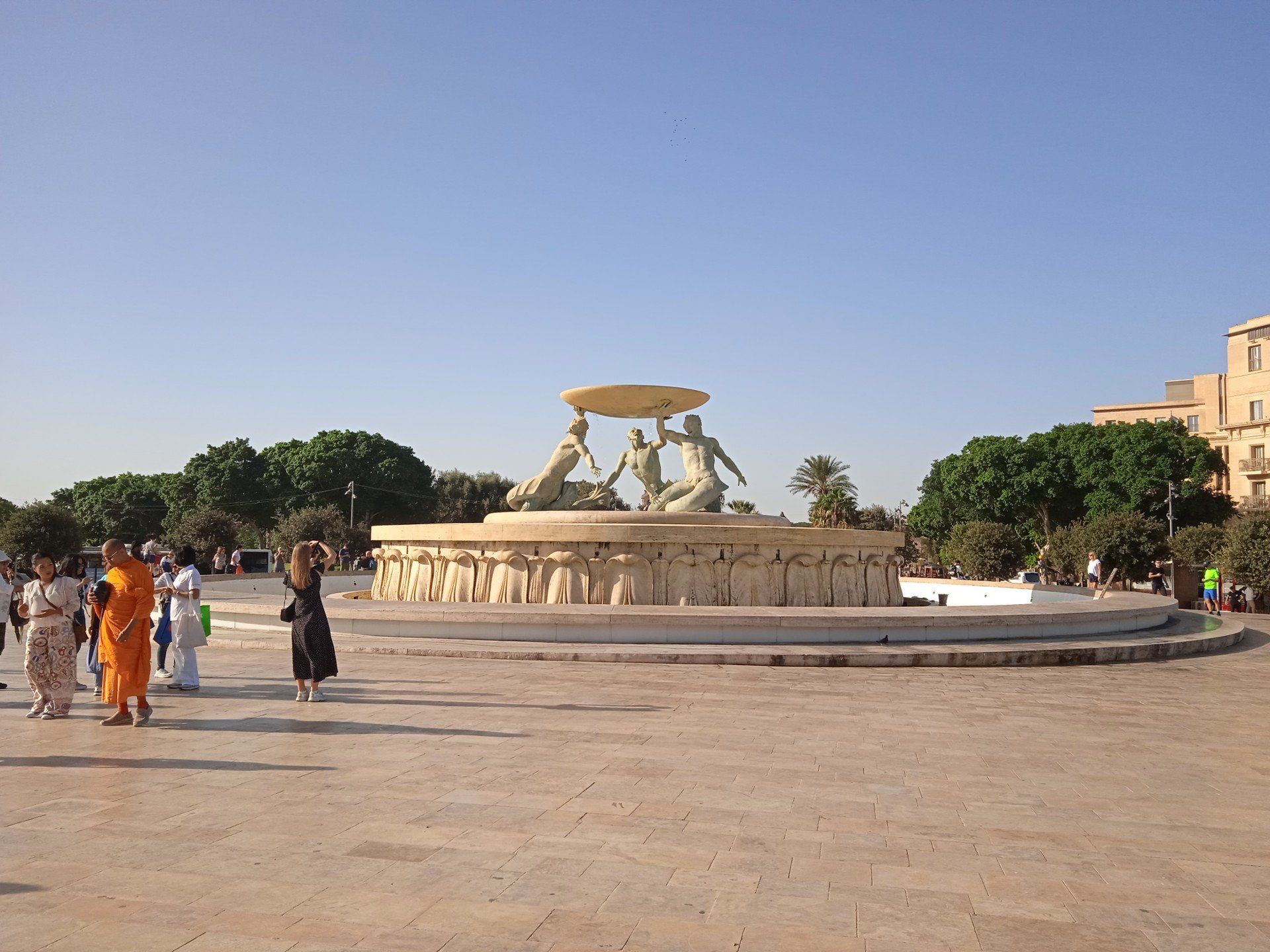 Zwiedzanie Valletty najlepiej rozpocząć od jej głównego wejścia. Zaczynając od monumentalnej Fontanny Trytona przed Bramą Miejską, zaprojektowaną przez architekta Renzo Piano, od razu wkraczasz w świat historii.