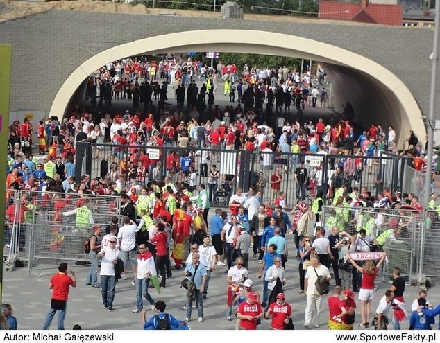 Fani napierali na stadion również z drugiej strony (fot. Michał Gałęzewski)