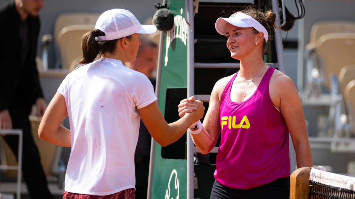 Zdjęcie okładkowe artykułu: Getty Images / Robert Prange / Na zdjęciu: Iga Świątek (po lewej) i Barbora Krejcikova (po prawej) podczas wspólnego treningu