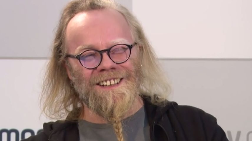 Przyciągał uwagę swoim wyglądem, a teraz znika ze świata biznesu