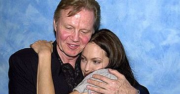 Jon Voight prosi państwa Pitt o pomoc