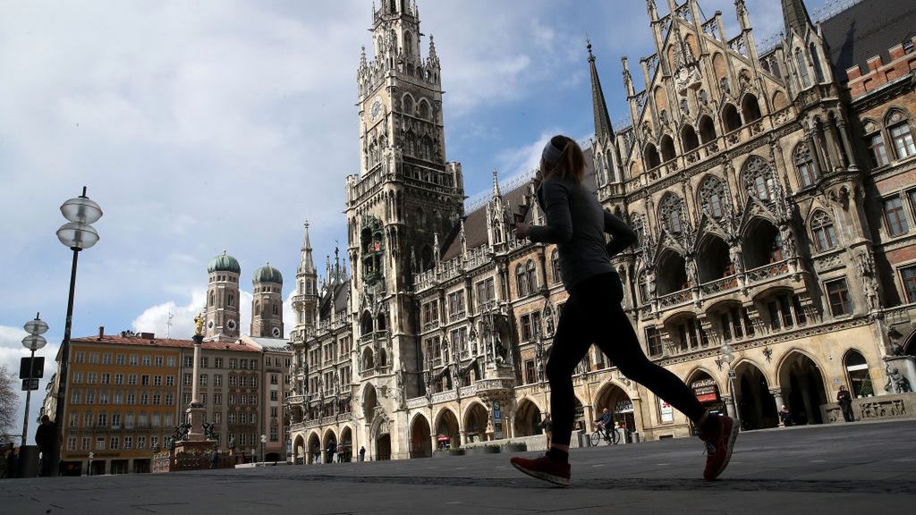 Zdjęcie okładkowe artykułu: Getty Images / Alexander Hassenstein / Na zdjęciu: kobieta biegająca po Marienplatz w Monachium