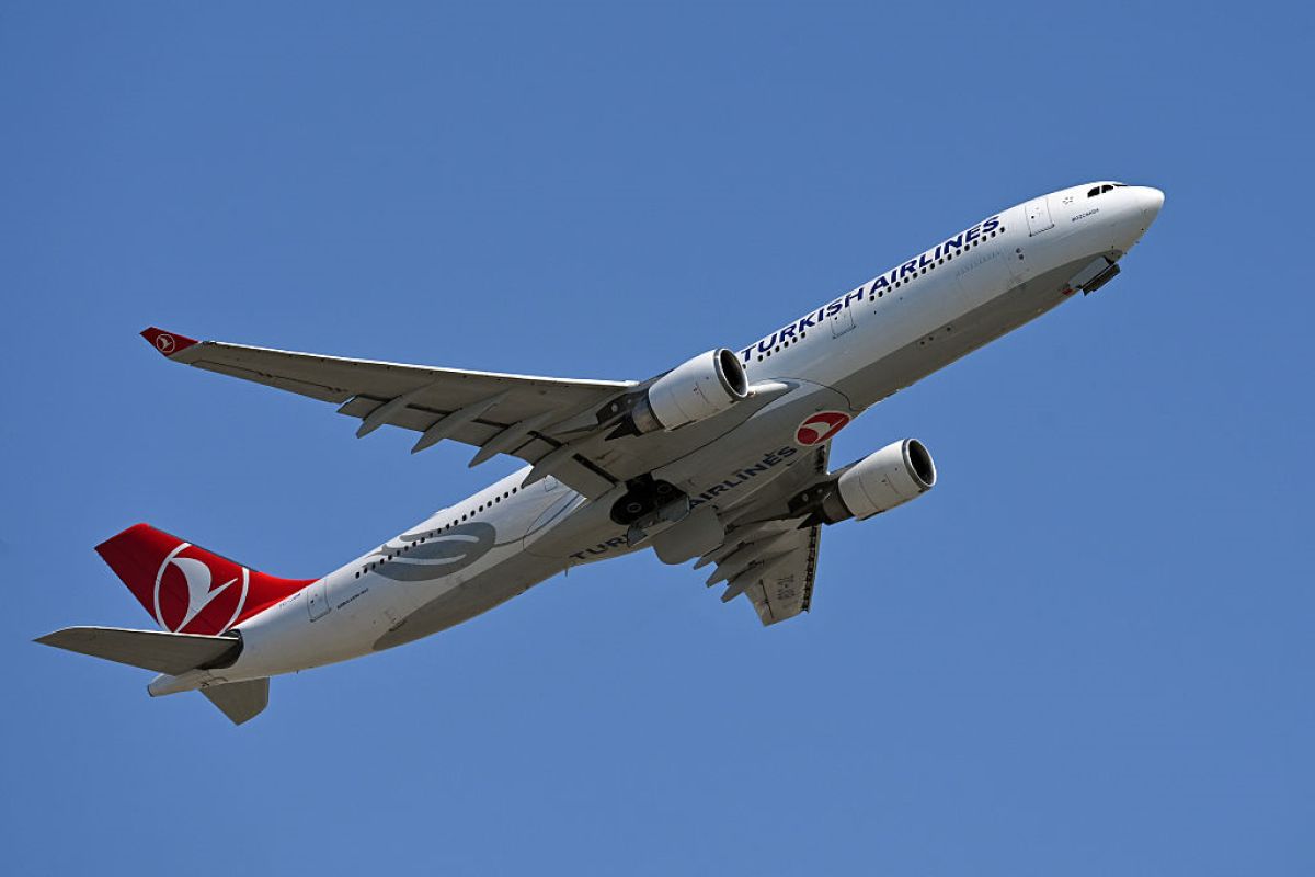 Awantura w samolocie. Uderzył stewardessę. Mówił o szariacie