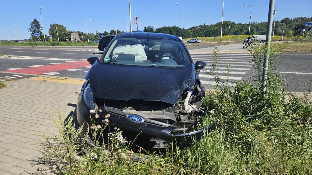 Ford zderzył się z lexusem na rondzie 100-lecia KUL z pniakiem