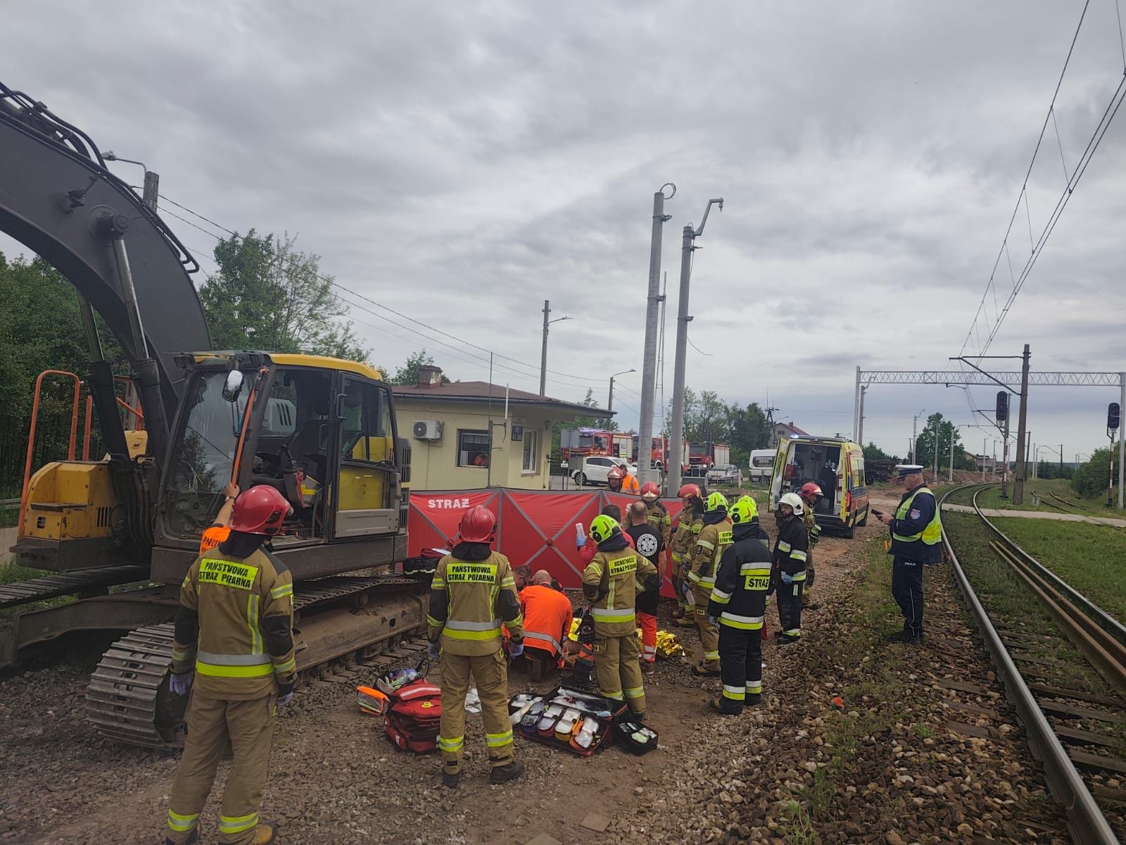 Ciężko ranny operator koparki zabrany przez LPR