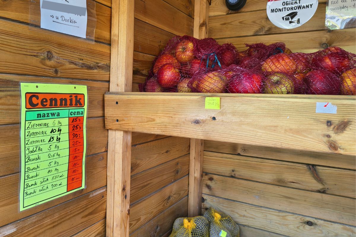 Zostawiasz pieniądze w kasetce i bierzesz warzywa