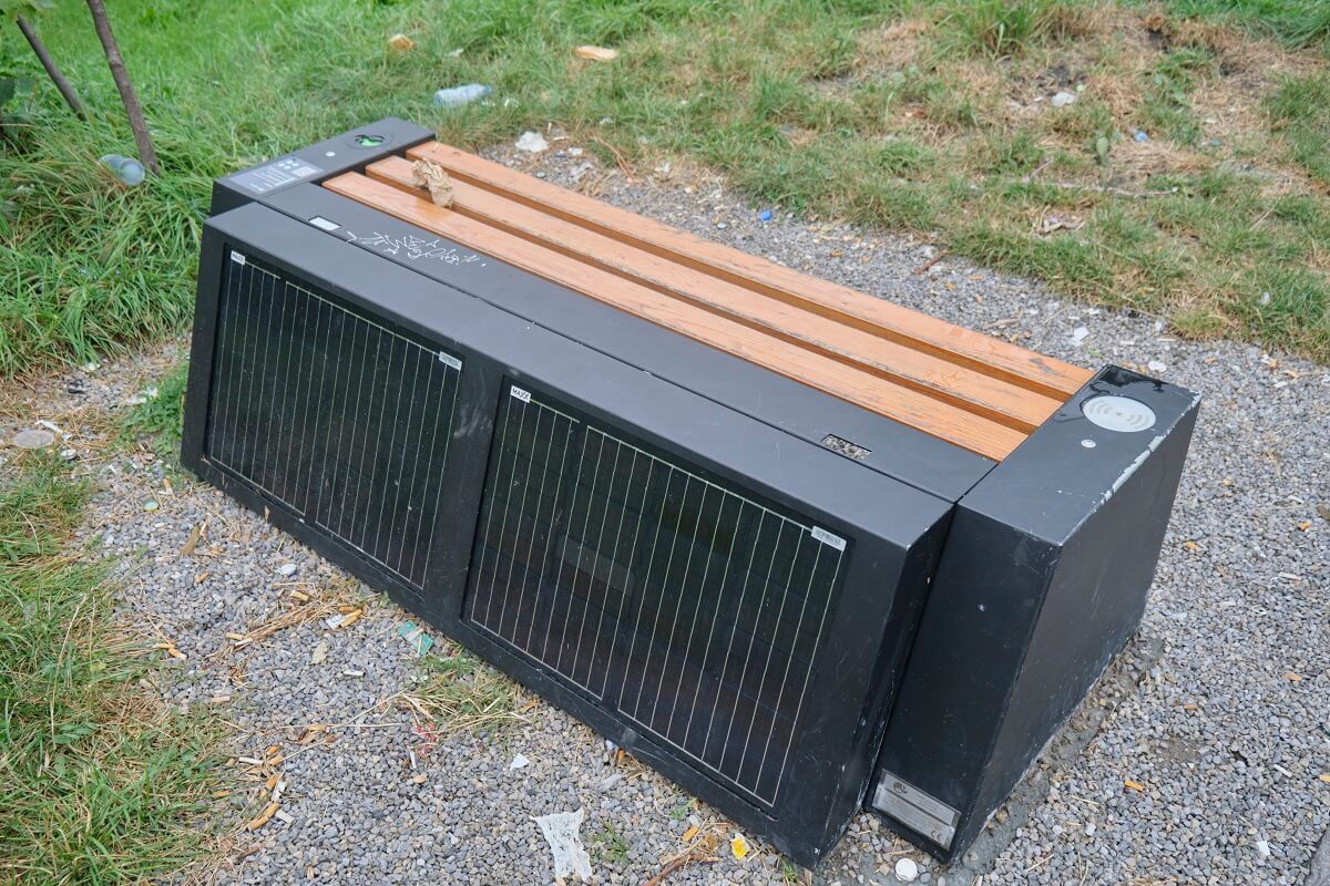 Ławka solarna przy ścieżce rowerowej wzdłuż Bystrzycy
