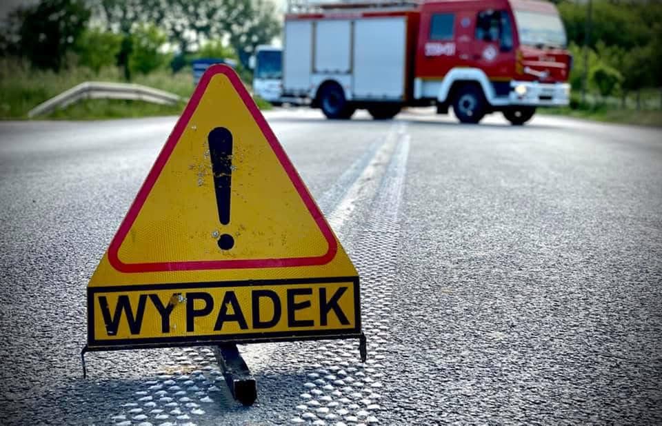 Groźny wypadek pod Złotowem. 19-latka uderzyła w drzewo