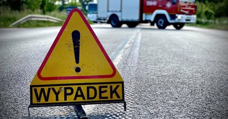 Groźny wypadek pod Złotowem. 19-latka uderzyła w drzewo
