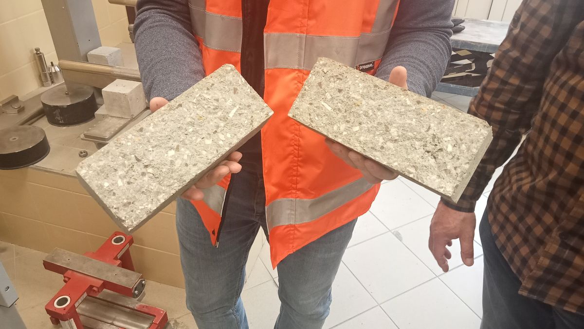 Betonowe kostki po badaniu w laboratorium GDDKiA w Łodzi