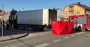 Kierowca ciężarówki chciał wjechać na ulicę przez chodnik. Nie widział, że idzie nim 81-latka