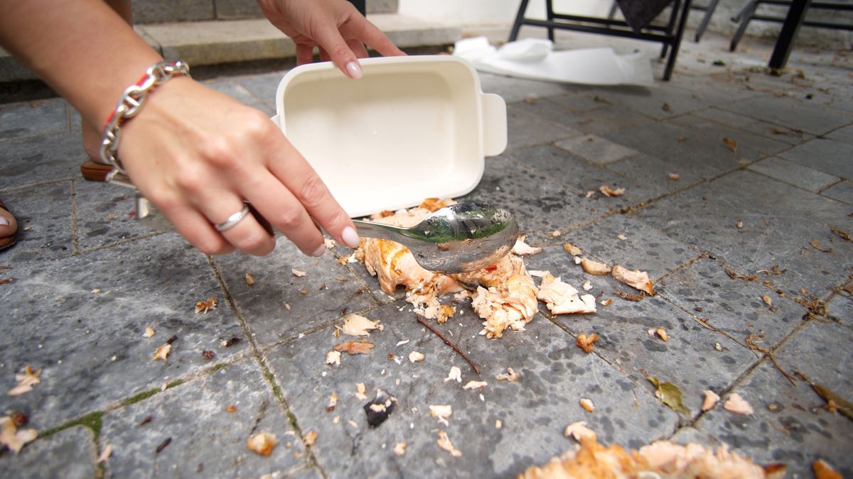 Wyrzucone na zewnątrz jedzenie może być szkodliwe dla zwierząt