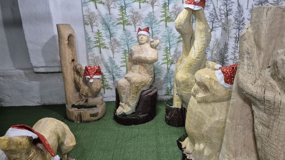 Uczniowie I LO w Legnicy odrestaurowali rzeźby (Wojciech Obremski)