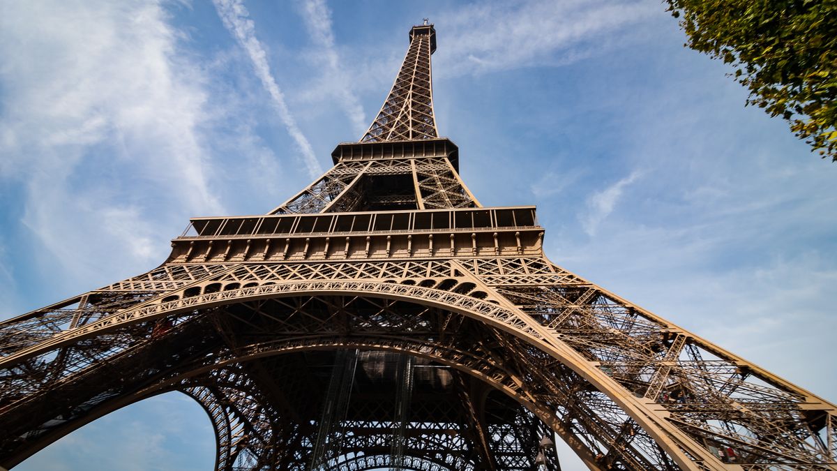 Wieży Eiffla zmieniła ostatnio wysokość 22 lata temu 