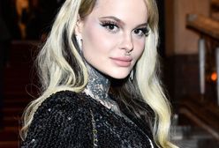 Monika Miller w skąpej bieliźnie. Niemal całe jej ciało pokrywają tatuaże