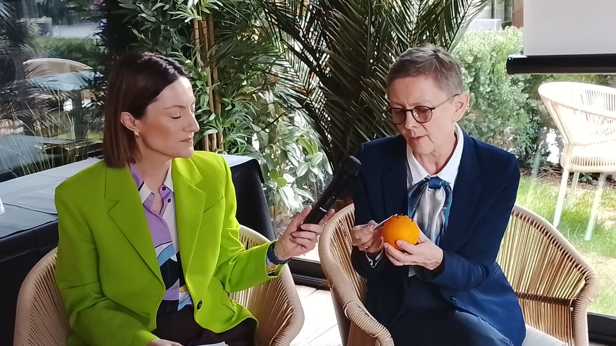 Prof. Joanna Zajkowska pokazuje, jak usuwać kleszcze 