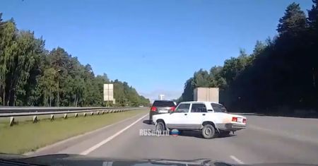 Tiumeń. Wypadek łady na autostradzie. Nagranie świadka