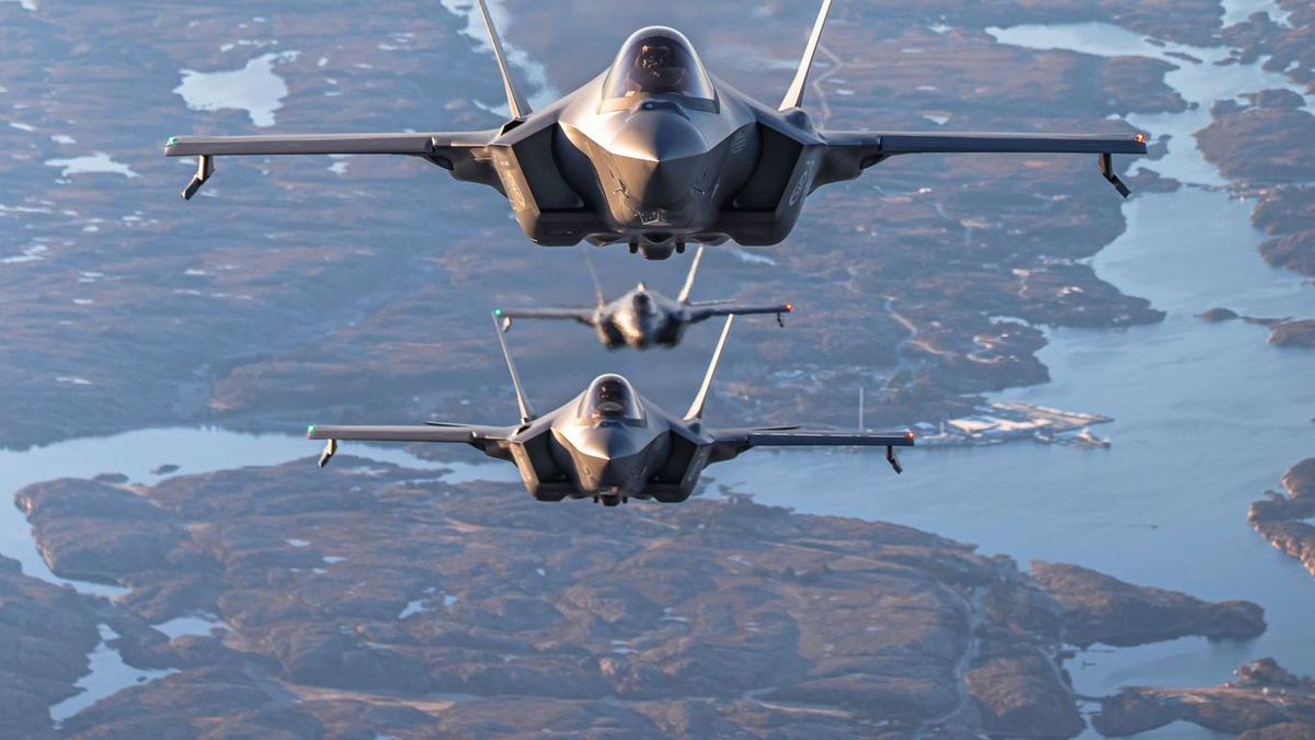 Myśliwce F-35 w locie