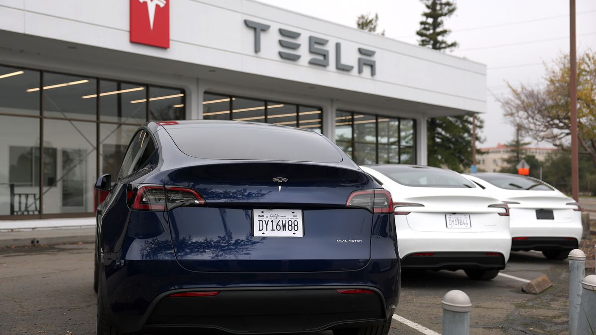 CORTE MADERA, CALIFORNIA - DECEMBER 20: New Tesla cars are displayed at a Tesla dealership on December 20, 2024 in Corte Madera, California. Electric car maker Tesla is recalling 700,000 vehicles over a tire pressure warning system that could fail to warn drivers of low tire pressure. 2024 Cybertrucks, 2017-2025 Model 3 and 2020-2025 Model Y are being recalled. (Photo by Justin Sullivan/Getty Images)