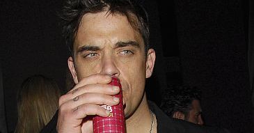 Robbie Williams zepchnięty ze sceny! (wideo)
