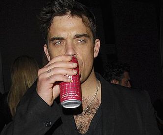 Robbie Williams zepchnięty ze sceny! (wideo)