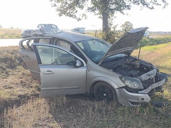 Kościeniewicze: Opel wypadł z drogi i uderzył w drzewo. Kierująca pojazdem zmarła w wyniku poniesionych obrażeń