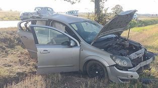 Kościeniewicze: Opel wypadł z drogi i uderzył w drzewo. Kierująca pojazdem zmarła w wyniku poniesionych obrażeń