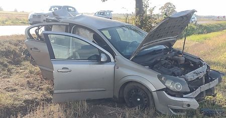 Kościeniewicze: Opel wypadł z drogi i uderzył w drzewo. Kierująca pojazdem zmarła w wyniku poniesionych obrażeń