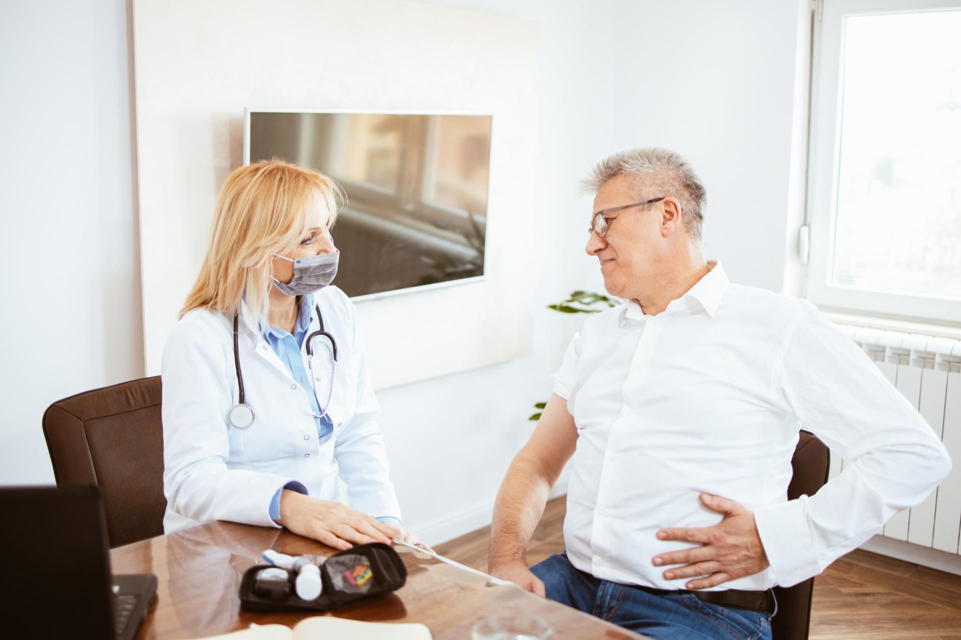 Nieprzyjemny zapach i dolegliwości ze strony układu trawiennego mogą wskazywać na choroby wątroby