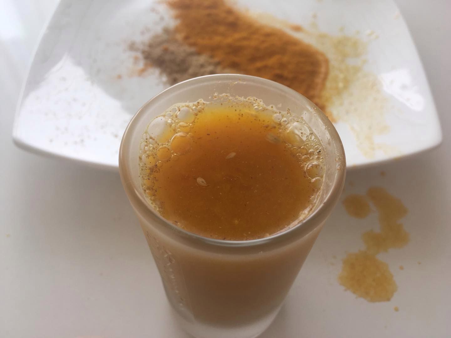 Do przygotowania napoju z kurkumy wystarczą 4 składniki